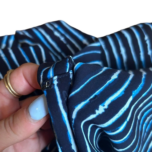 Aritzia Babaton Sleeveless Blue Striped Blouse Women’s Size Large V Neck EUC - Picture 6 of 8